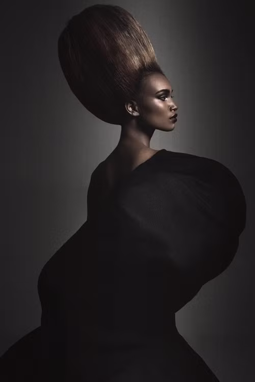 H’Ăng Niê đen nhẻm với phong cách thời trang quái dị