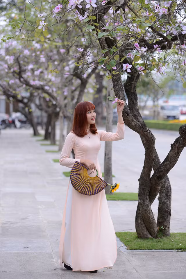 Nữ sinh Hà thành dịu dàng trong sắc hoa ban ảnh 10