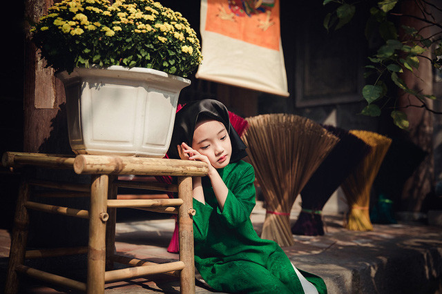 “Tiểu” Châu Tấn “chất lừ” với khăn mỏ quạ, áo dài xưa ảnh 2 Thần thái biểu diễn hình ảnh của cô bé 8 tuổi ngày càng thuận thục so với cách đây 2 năm, khi mới được biết tới.