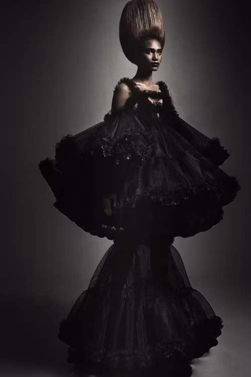 H’Ăng Niê đen nhẻm với phong cách thời trang quái dị