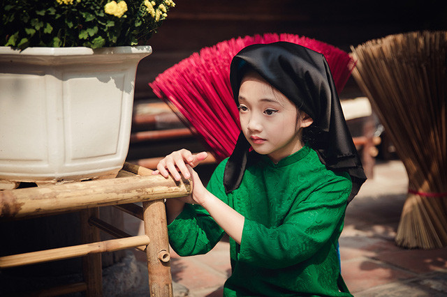 “Tiểu” Châu Tấn “chất lừ” với khăn mỏ quạ, áo dài xưa ảnh 4 Áo dài được cắt may theo lối cổ điển, cổ cao và ống tay ngắn, thân áo rộng chứ không bó sát như hiện nay.