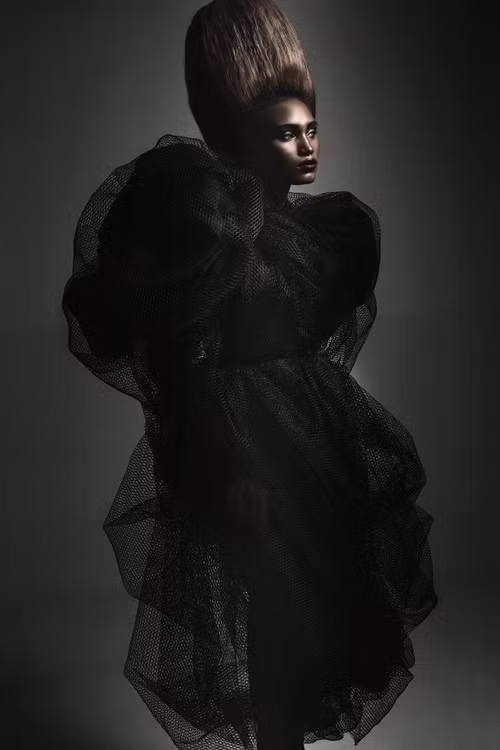 H’Ăng Niê đen nhẻm với phong cách thời trang quái dị