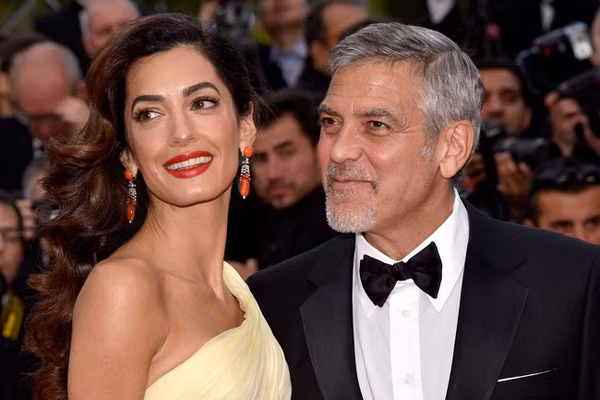  Tài tử điển trai George Clooney từng kết hôn với Talia Balsam vào năm 1989 và ly dị năm 1993, sau đó ông hẹn hò hàng loạt người đẹp gợi cảm khác nhưng không bao giờ muốn lên chức cha. Tới khi kết hôn với nữ luật sư Amal Alamuddin thì ông mới thay đổi quan điểm sống bởi quá yêu thương và ngưỡng mộ người vợ tài giỏi của mình. Amal Alamuddin đang mang thai song sinh 1 trai, 1 gái và cuối năm nay khi George Clooney 56 tuổi - ông sẽ chính thức được làm bố! 