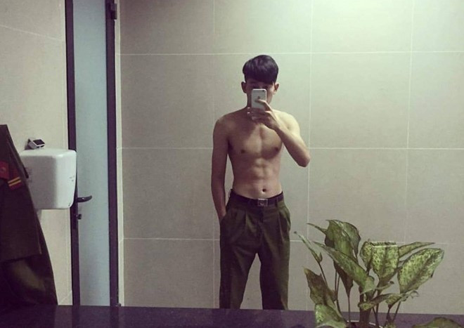 Thân hình chuẩn 6 múi của chàng cảnh sát cơ động. Dan mang tim kiem chang canh sat co dong dep trai hinh anh 4