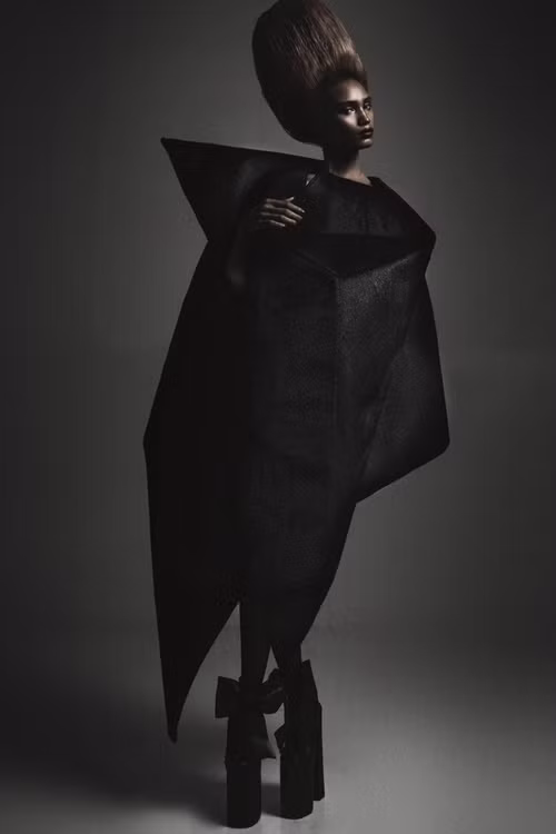 H’Ăng Niê đen nhẻm với phong cách thời trang quái dị