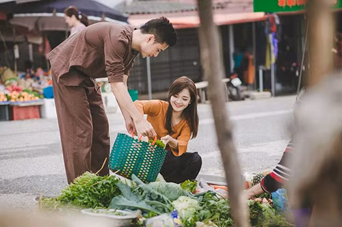 “hotgirl dan toc” tung bi chong sap cuoi gia lam nguoi giao hang den nha xem mat - 11