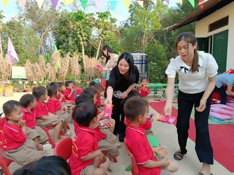 Chị Hoa Hoàng (áo đen) trao quà cho học sinh điểm trường Pú Chả. Chị Hoa Hoàng (áo đen) trao quà cho học sinh điểm trường Pú Chả.