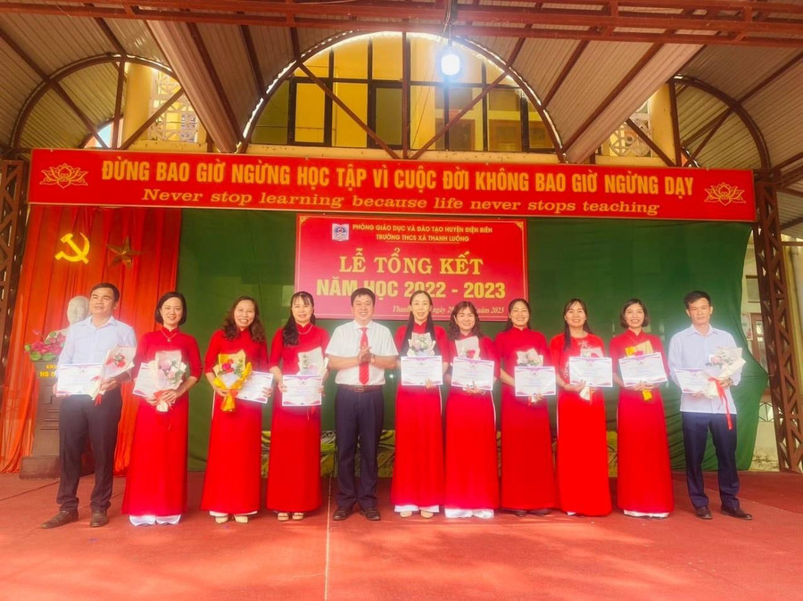 Khen thưởng cho các cá nhân tại lễ tổng kết năm học 2022 - 2023. Khen thưởng cho các cá nhân tại lễ tổng kết năm học 2022 - 2023.
