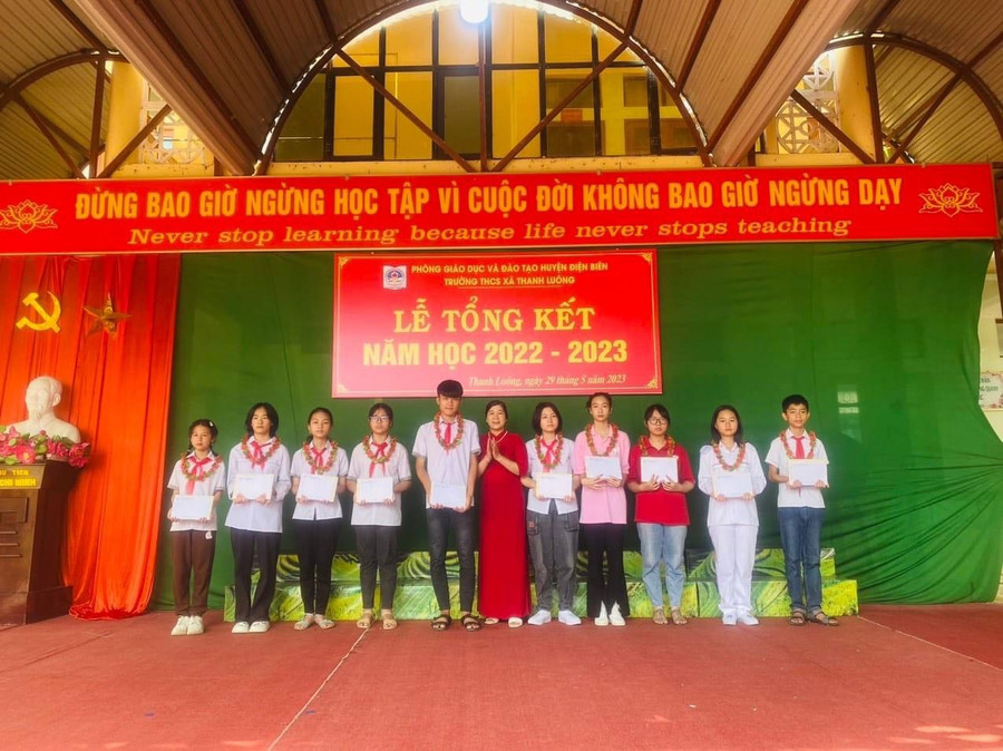 Hàng năm, học sinh nhà trường luôn đạt giải cao tại các cuộc thi các cấp. Hàng năm, học sinh nhà trường luôn đạt giải cao tại các cuộc thi các cấp.