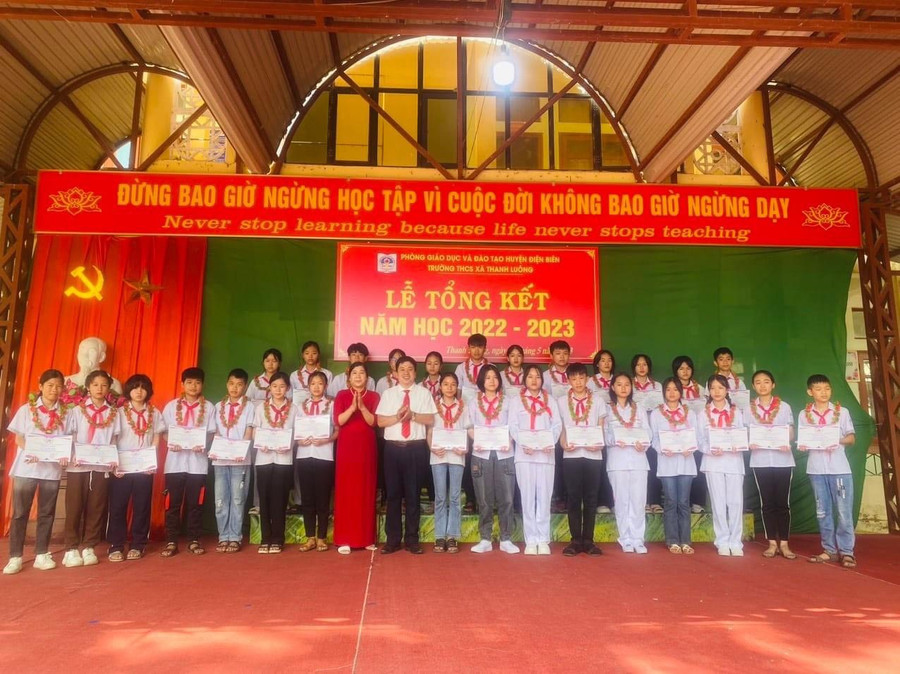 Khen thưởng học sinh có thành tích xuất sắc nhân dịp tổng kết năm học 2022 - 2023. Khen thưởng học sinh có thành tích xuất sắc nhân dịp tổng kết năm học 2022 - 2023.