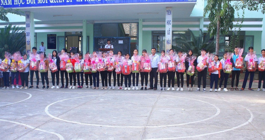 Trường THPT Phạm Văn Đồng tặng quà tết cho các em học sinh. (Ảnh: Ý Thảo).