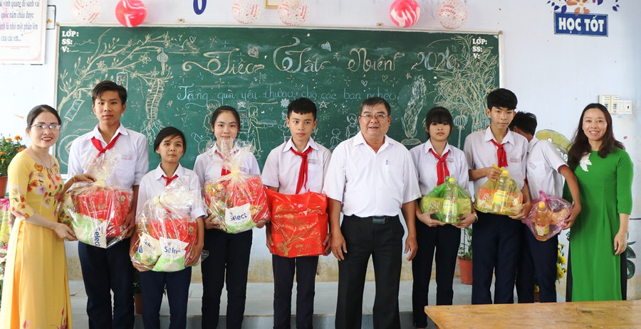 Ninh Thuận: Trao tặng hàng trăm suất quà tết cho học sinh nghèo
