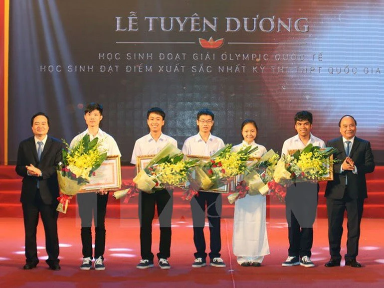 Khẳng định trí tuệ Việt Nam tại các kỳ thi Olympic khu vực và quốc tế