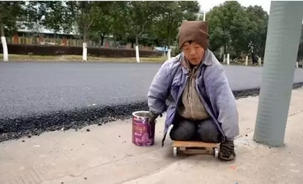 Bất bình trước cuộc sống xa hoa của những kẻ giả ăn mày, đi xế xịn