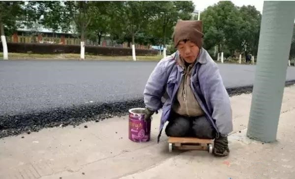 Bất bình trước cuộc sống xa hoa của những kẻ giả ăn mày, đi xế xịn