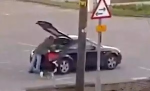 Ở Mỹ cũng không có ngoại lệ. Gần đây, hình ảnh người phụ nữ ăn xin 78 tuổi lái chiếc xe Fiat sedan 2013 màu đỏ, đã khiến mọi người “choáng toàn tập”.