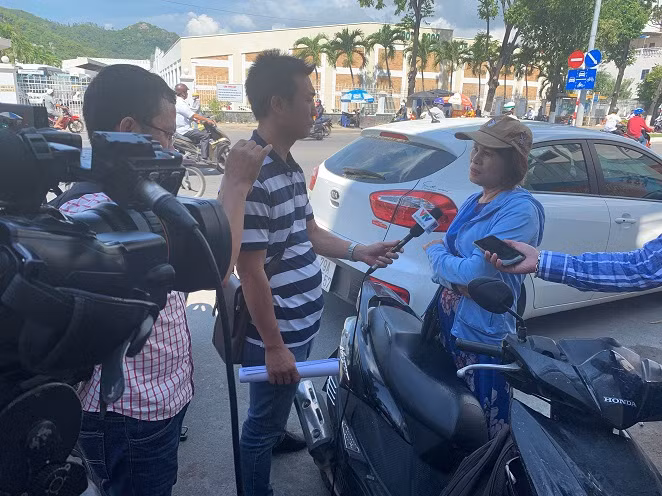 người dân phản ánh với cơ quan báo chí