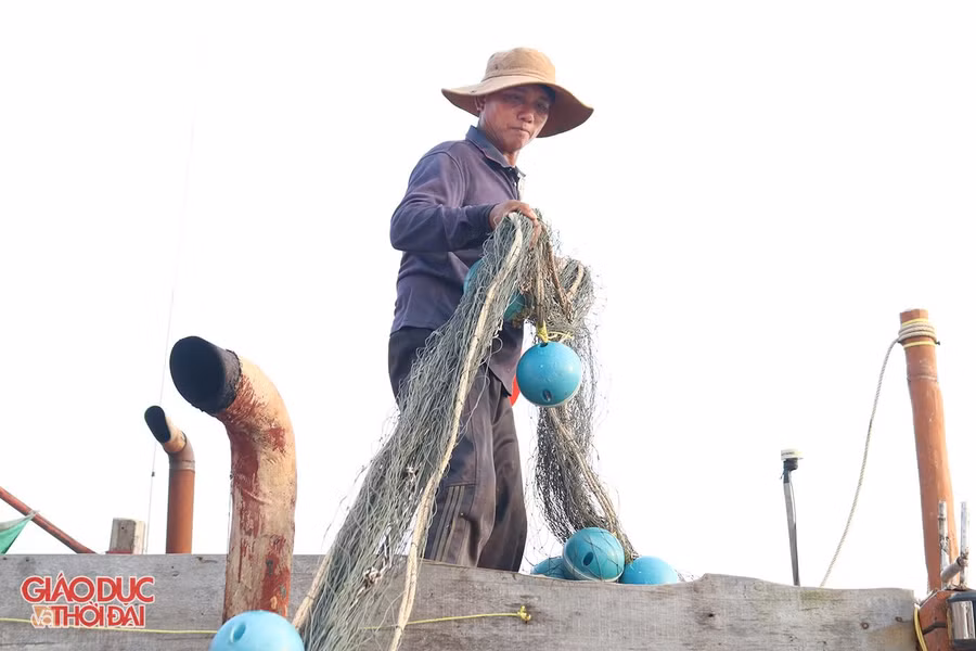 Người dân thu dọn ngư lưới cụ lên thuyền.