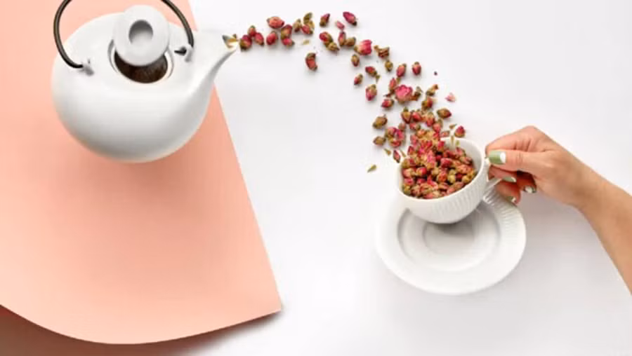 Trà hoa hồng còn có tác dụng nhuận tràng nhẹ nên phải lưu ý liều lượng thích hợp. (Ảnh: ITN) Trà hoa hồng còn có tác dụng nhuận tràng nhẹ nên phải lưu ý liều lượng thích hợp. (Ảnh: ITN)