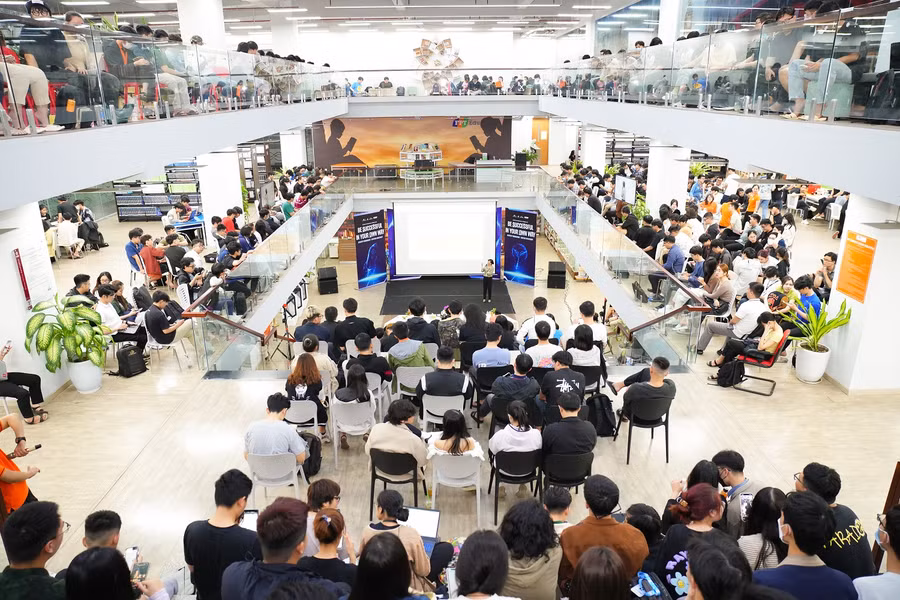 Buổi nói chuyện của Shark Thái Vân Linh thu hút sự quan tâm của sinh viên. Buổi nói chuyện của Shark Thái Vân Linh thu hút sự quan tâm của sinh viên.