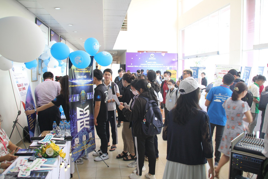 Ngày hội chương trình song ngành và đào tạo liên thông từ trình độ ĐH lên thạc sĩ thu hút đông sinh viên tham gia.