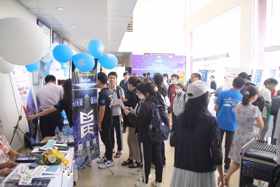 Ngày hội chương trình song ngành và đào tạo liên thông từ trình độ ĐH lên thạc sĩ thu hút đông sinh viên tham gia.