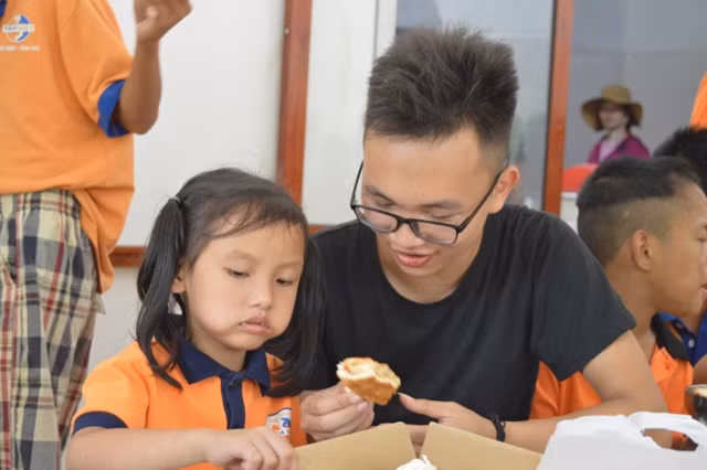 . “Bố” Tiến đang chăm sóc cho bé Su tại Trung tâm Tâm Việt 