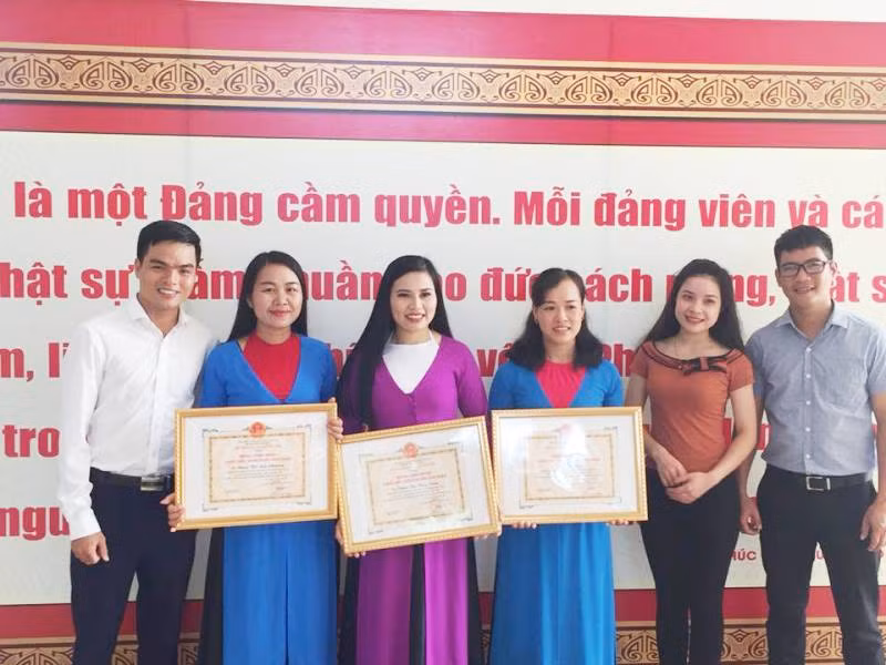 Cô Đặng Thị Anh Phương (thứ 2 bên trái qua) trong một lần nhần phần thưởng về dân ca ví dặm