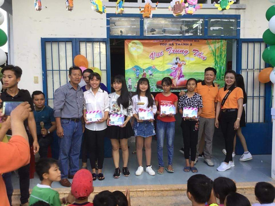 Tặng quà Trung thu cho các em có hoàn cảnh khó khăn