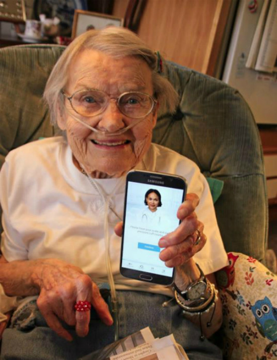 Bệnh nhân được trợ lý y tế ảo chăm sóc và trả lời các câu hỏi trên điện thoại thông minh. Ảnh: TBJ