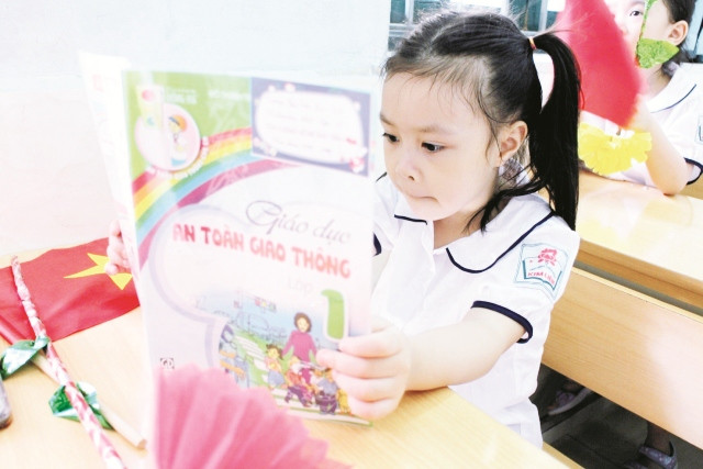 “Cần có một giai đoạn chấp nhận lộ trình đổi mới, để tiến tới đảm bảo sự công bằng trong chính sách đối với cả trường công và trường tư” - Bà Ngô Thị Minh. (ảnh: Thạch Thảo) “Cần có một giai đoạn chấp nhận lộ trình đổi mới, để tiến tới đảm bảo sự công bằng trong chính sách đối với cả trường công và trường tư” - Bà Ngô Thị Minh. (ảnh: Thạch Thảo)