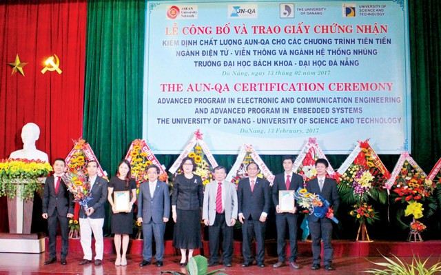 Đại diện Mạng lưới các trường ĐH khu vực Đông Nam Á trao Giấy chứng nhận đạt kiểm định chất lượng theo chuẩn đánh giá AUN – QA cho 2 chương trình tiên tiến Điện tử viễn thông và Hệ thống nhúng của Trường ĐH Bách khoa, ĐH Đà Nẵng.