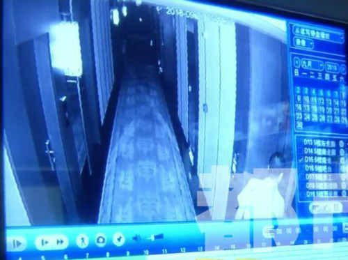 Hình ảnh nhân viên khách sạn lẻn vào phòng cô Liu đang say rượu không biết gì. Ảnh: Sina.