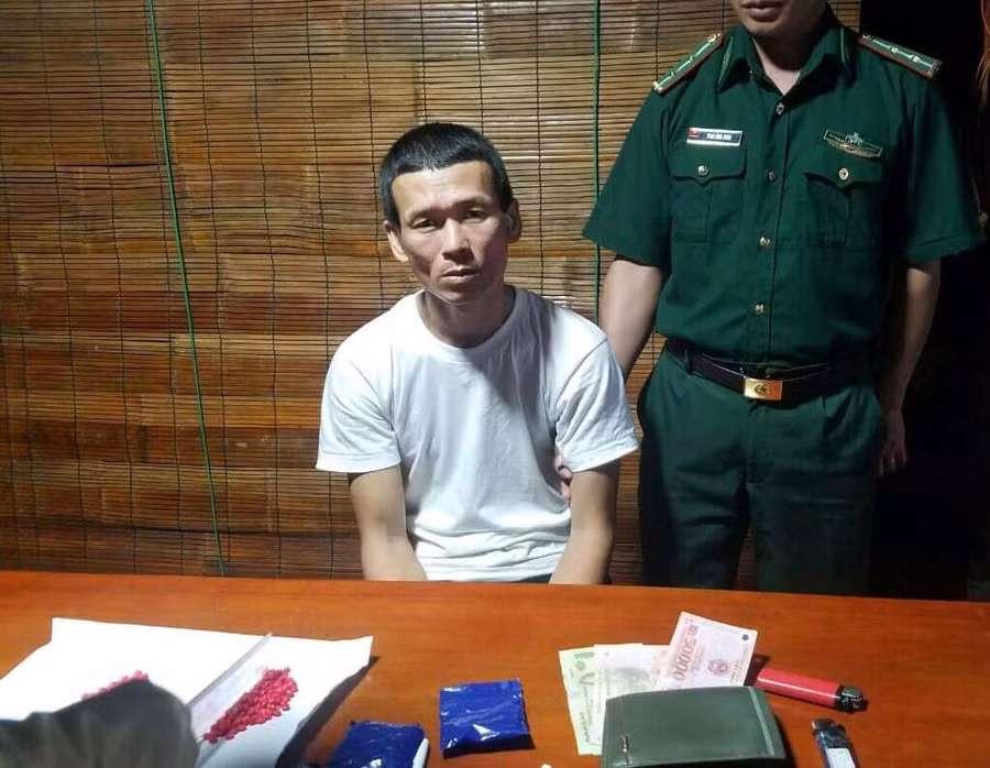 bat giu doi tuong giau 740 vien ma tuy trong... ong quan hinh anh 1