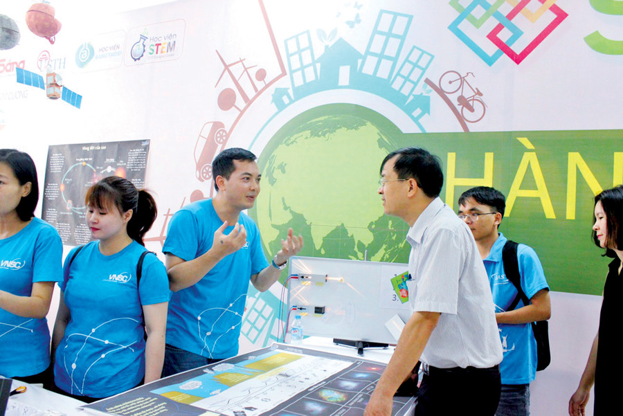 Giáo viên phải là người tiên phong trong tiếp cận công nghệ mới (Các giáo viên tham gia tập huấn STEM)