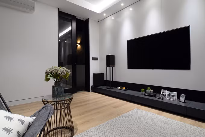 Nhà méo 6 cạnh có phong cách tối giản ở TP HCM