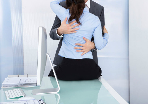 Nhiều mối tình ngoài luồng bắt đầu từ môi trường công sở. Nhiều mối tình ngoài luồng bắt đầu từ môi trường công sở. Ảnh: Magnum Investigations.