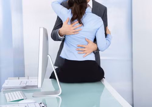 Nhiều mối tình ngoài luồng bắt đầu từ môi trường công sở. Nhiều mối tình ngoài luồng bắt đầu từ môi trường công sở. Ảnh: Magnum Investigations.