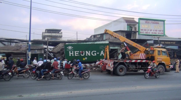 Xe container tông sập hàng loạt ngôi nhà khiến nhiều người hoảng sợ kêu cứu