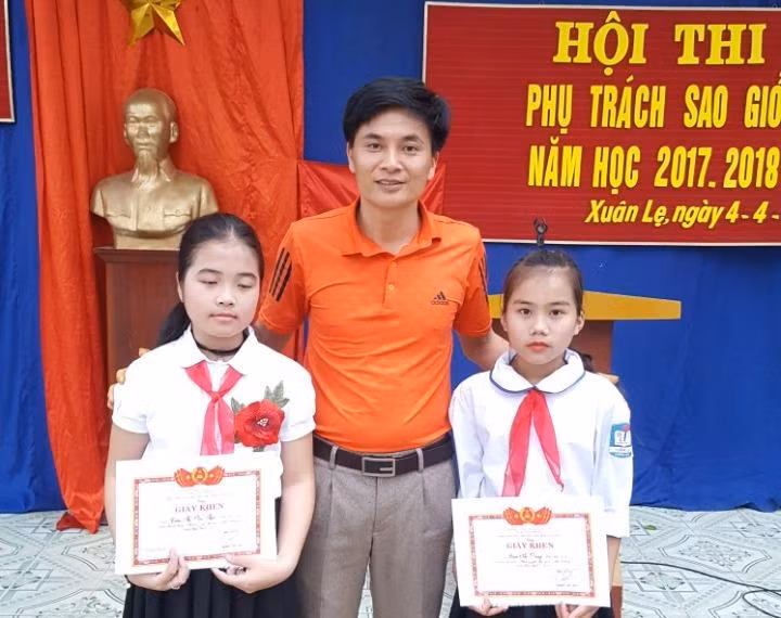 Thầy giáo Hoàng Viết Hưng và hai em học sinh đoạt giải