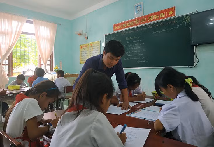 Thầy Trương Bá Thiểu miệt mài với hành trình cõng chữ lên non hơn 10 năm nay.