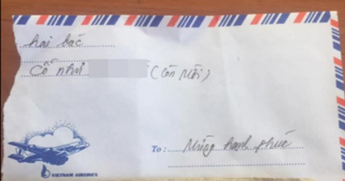 Chiếc phong bì cưới gây xôn xao.