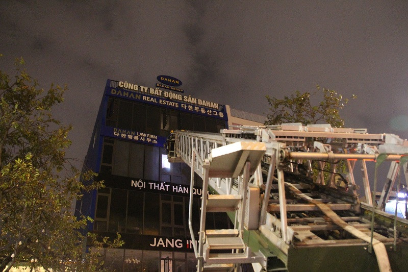Lực lượng chức năng dùng xe thang tiếp cận đám cháy.