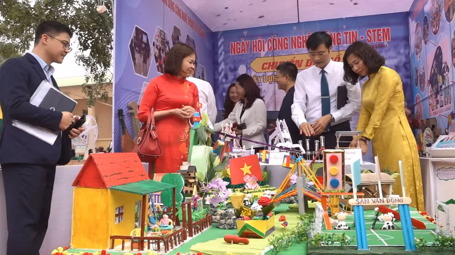 Một trong các mô hình STEM sáng tạo được trưng bày tại Ngày hội Công nghệ thông tin và STEM ngành GD&ĐT huyện Ba Vì năm học 2023-2024. 