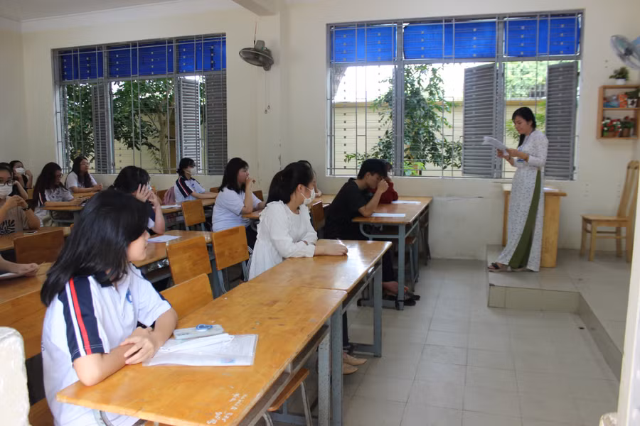 Thí sinh tại tỉnh Bà Rịa - Vũng Tàu làm thủ tục để chuẩn bị làm bài thi môn Ngữ văn.