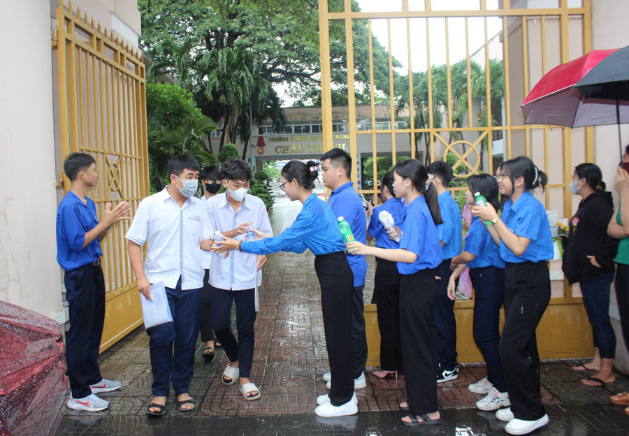 Lực lượng sinh viên tình nguyện tiếp sức cho thí sinh đi thi Lực lượng sinh viên tình nguyện tiếp sức cho thí sinh đi thi
