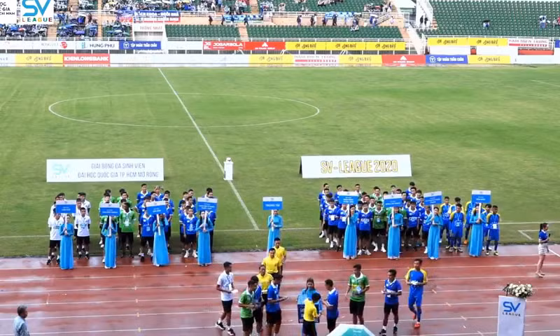 Tổ trọng tài điều hành giải đang quyên góp, gửi chút lòng của mình tới đồng bào miền Trung đang bị lũ lụt