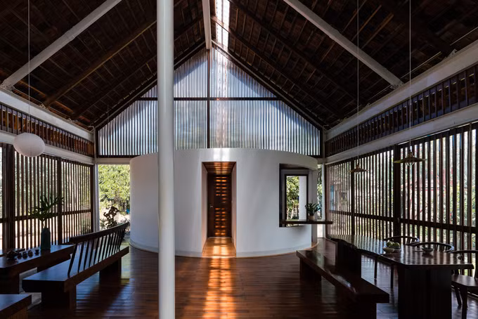 Ngôi nhà Đắk Lắk có 3 góc thò ra khỏi mái