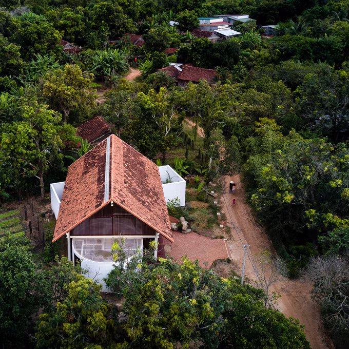 Ngôi nhà Đắk Lắk có 3 góc thò ra khỏi mái