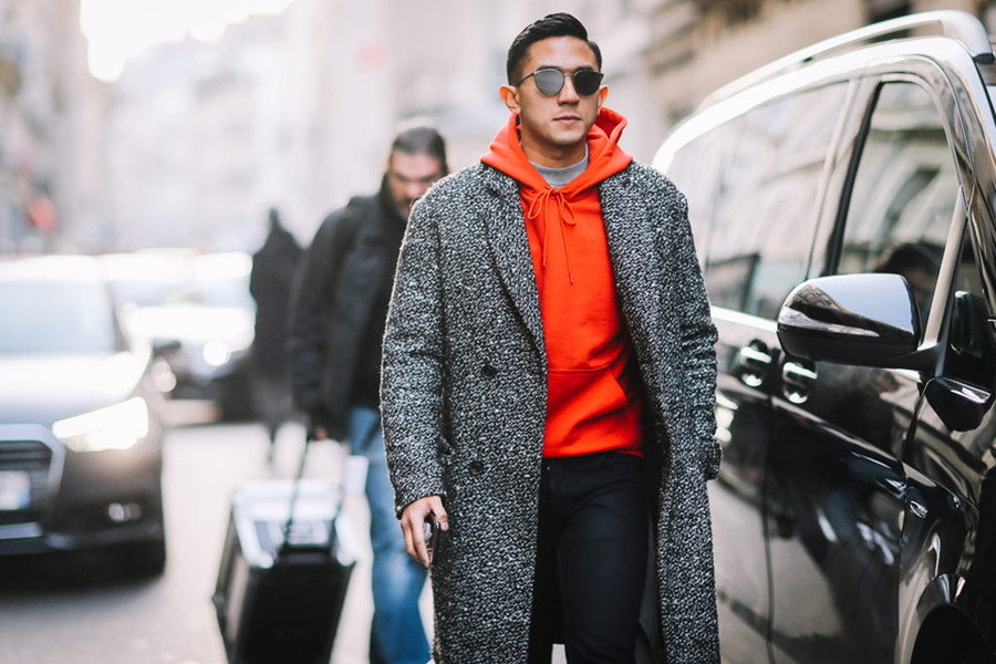 Quý ông hãy giữ dáng đứng thẳng để luôn toát lên sự tự tin. Ảnh: Pinterest. 6 cach giup dan ong hap dan phu nu hon bang dang ve ben ngoai hinh anh 1